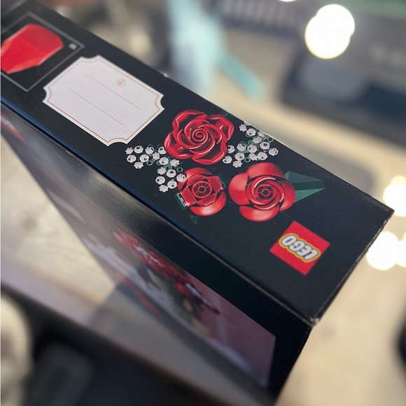 LEGO Botanical Collection Red Rose Bouquet - Picture 6 of 8